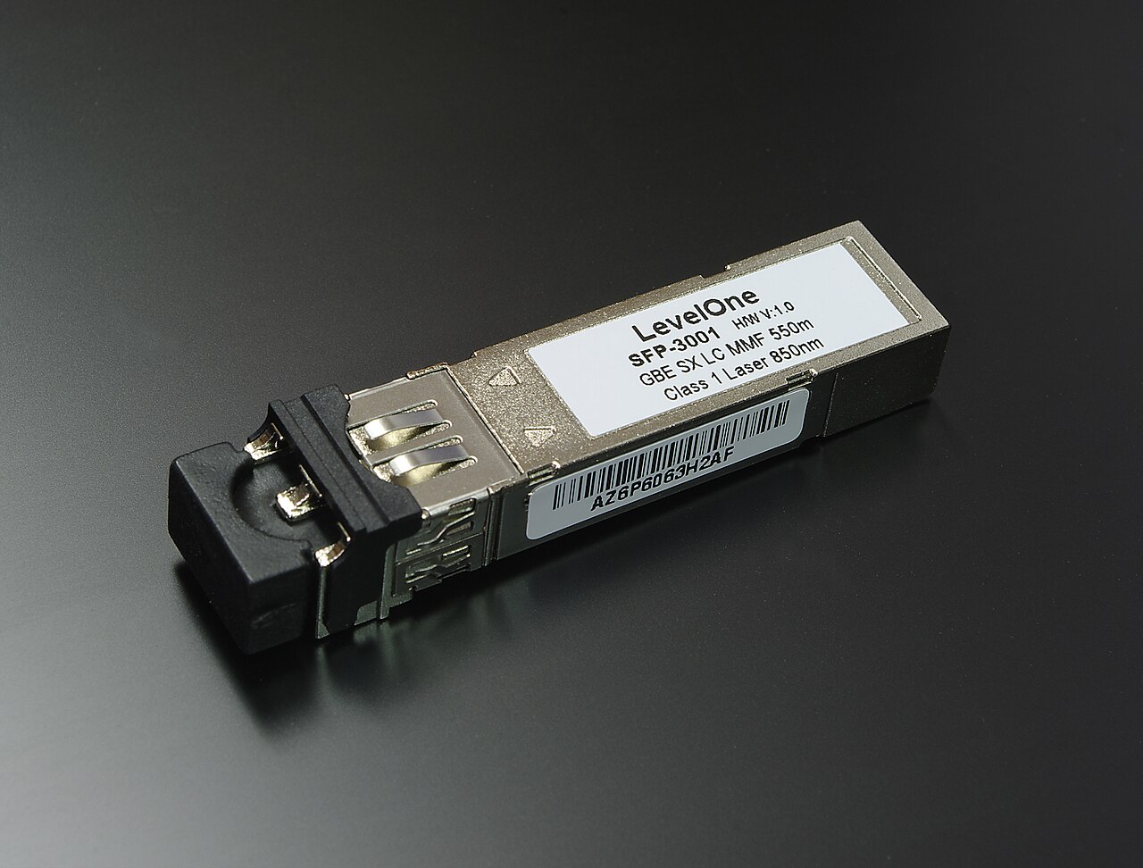 آشنایی با انواع ماژولهای فیبر نوری؛ راهنمای کامل SFP تا QSFP-DD 3 برد داخلی ماژول فیبر نوری SFP شامل بخش فرستنده، گیرنده و کانکتور لبهای
